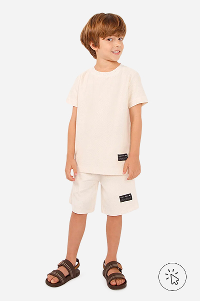 Modelo veste bermuda de algodão infantil com bolsos cru