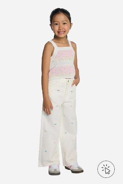 Modelo veste calça de sarja wide leg infantil menina corações bordado off-white