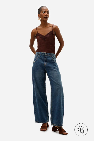 Modelo veste calça wide leg oversized jeans cintura média