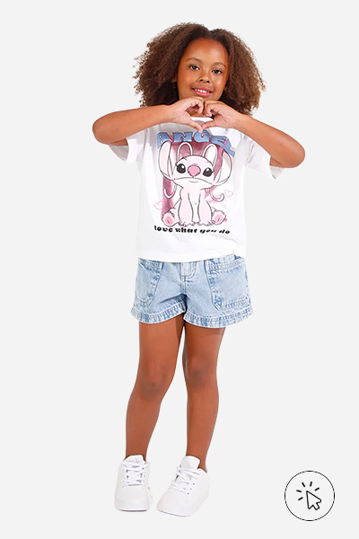 Modelo veste camiseta de algodão infantil menina Angel holográfica off-white