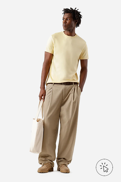 Modelo veste camiseta masculina de algodão peruano slim fit amarelo claro
