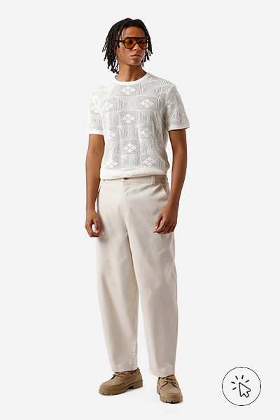 Modelo veste camiseta masculina de tricô floral off-white