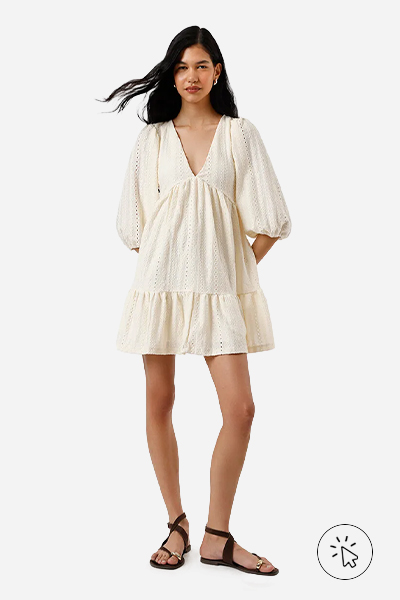 Modelo veste vestido curto feminino de laise com recorte off-white