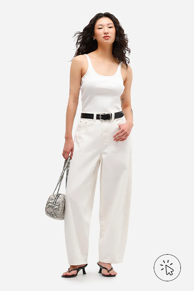 Modelo veste calça baggy feminina de sarja cintura média off-white