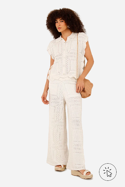 Modelo veste calça pantalona de tricô floral texturizada off-white