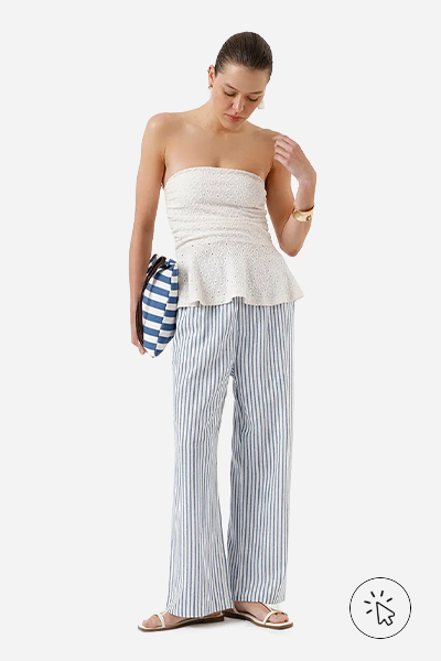 Modelo veste calça reta feminina com linho listrada azul