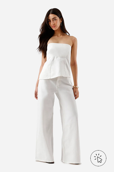 Modelo veste calça wide leg feminina de sarja cintura alta off-white