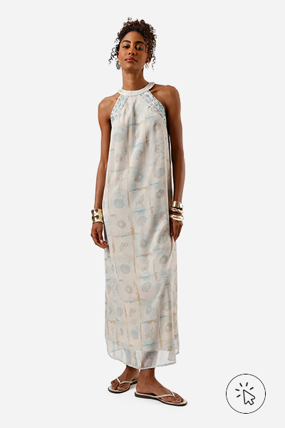 Modelo veste vestido longo feminino com bordado estampado bege