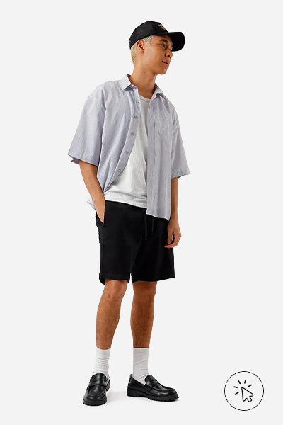 Modelo veste bermuda de sarja cós com elástico preta