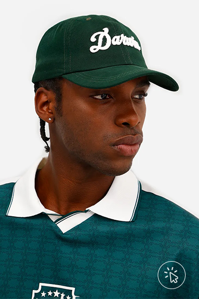 Modelo veste boné de sarja aba curta Darwin verde
