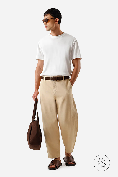 Modelo veste calça barrel masculina de sarja cós elástico bege