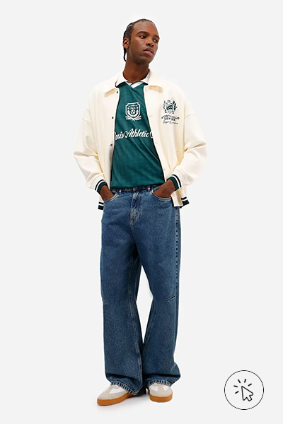 Modelo veste calça super baggy masculina jeans azul
