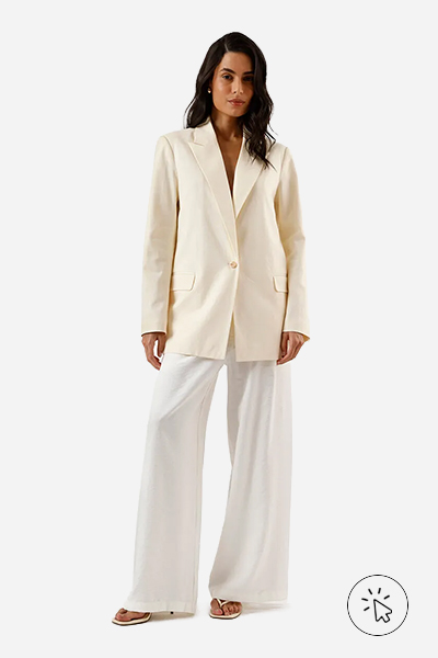 Modelo veste blazer de alfaiataria feminino com linho amarelo manteiga