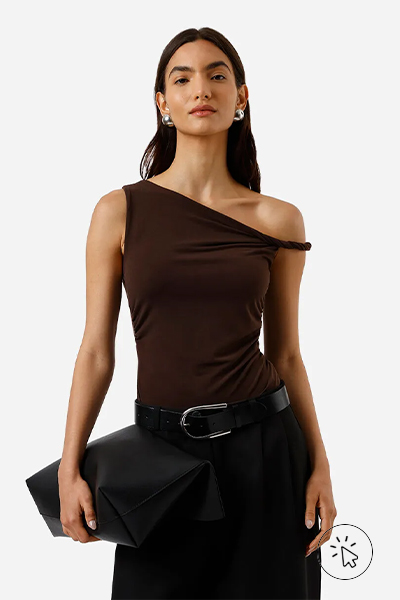 Modelo veste blusa feminina franzida assimétrica marrom escuro