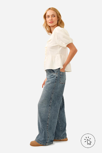 Modelo veste calça skater jeans cintura média gancho deslocado azul escuro