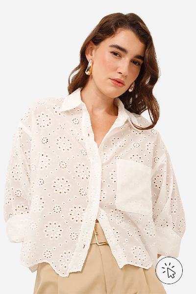 Modelo veste camisa de laise com bolso floral off-white