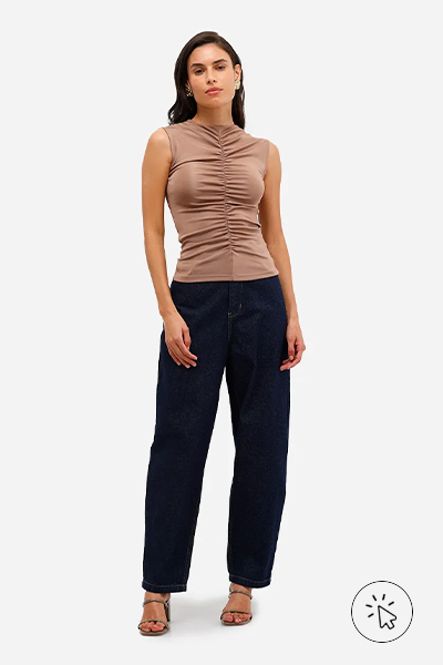 Modelo veste regata feminina franzida bege