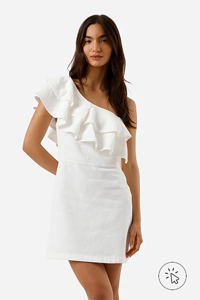 Modelo veste vestido curto ombro único feminino de sarja com babados off-white