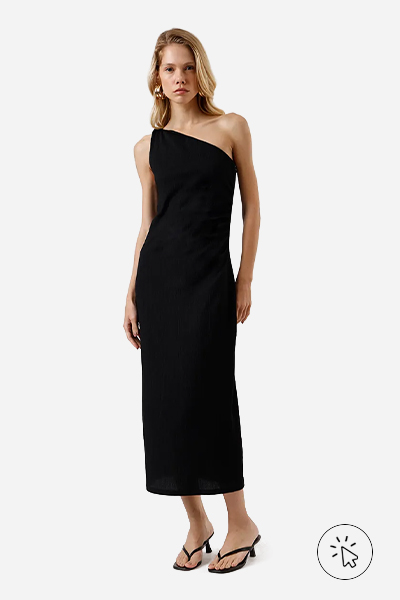 Modelo veste vestido mídi feminino ombro único texturizado preto