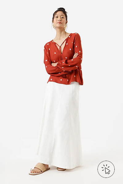 Modelo veste bata feminina com viscose e bordados texturizada laranja