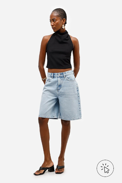 Modelo veste bermuda feminina jeans cintura média azul