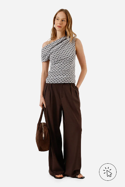 Modelo veste blusa assimétrica feminina de tule poá franzida off-white