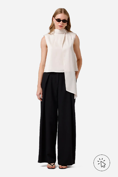 Modelo veste blusa feminina acetinada com lenço Mindset bege