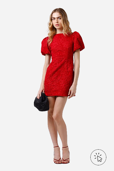 Modelo veste vestido curto feminino de jacquard manga bufante floral Mindset vermelho