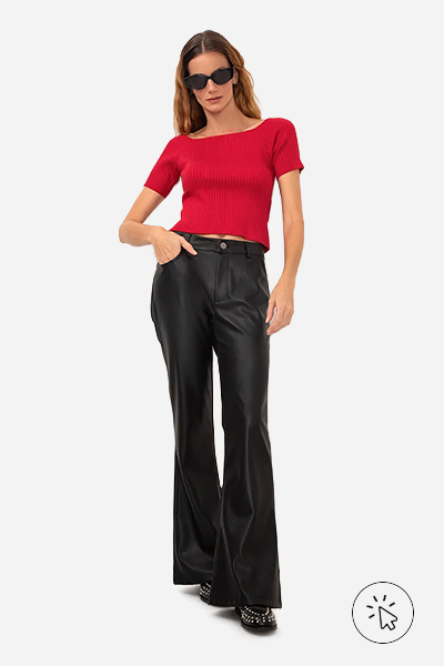 Modelo veste blusa de tricô cropped canelada ombro a ombro vermelha