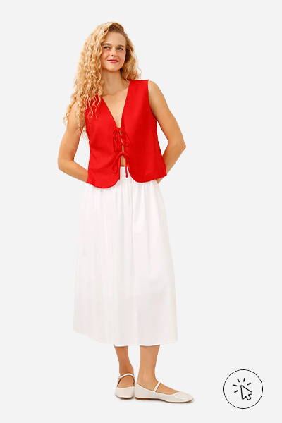 Modelo veste colete com linho e amarração vermelho