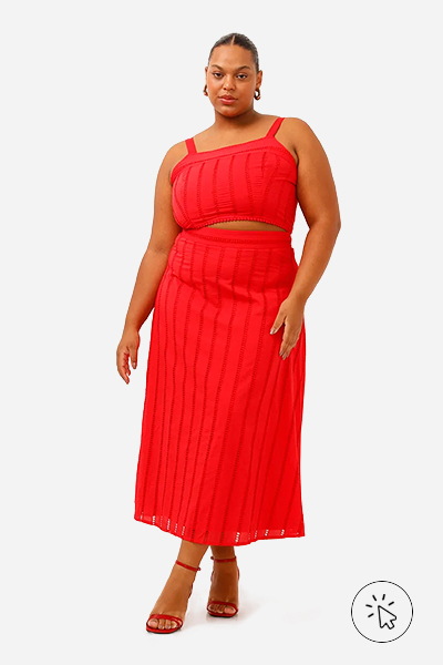 Modelo veste cropped de laise alça fina plus size vermelho