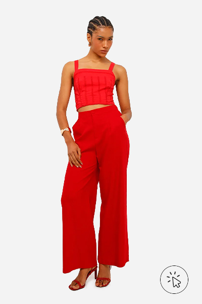 Modelo veste cropped de laise decote quadrado vermelho