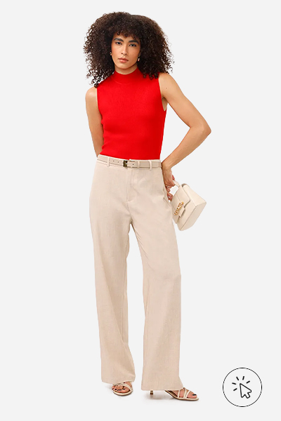 Modelo veste cropped de tricô gola alta vermelho