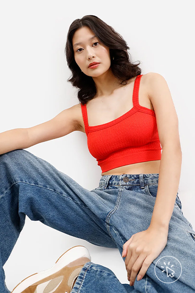 Modelo veste cropped feminino de poliamida canelado vermelho