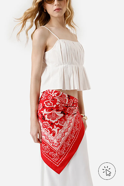 Modelo veste conjunto off-white com lenço feminino estampa arabesco floral vermelho