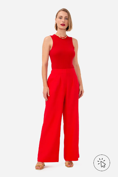 Modelo veste regata canelada cavada vermelho escuro