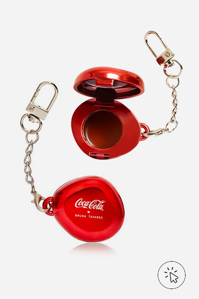 Balm pop charm da linha Bruna Tavares + Coca-Cola