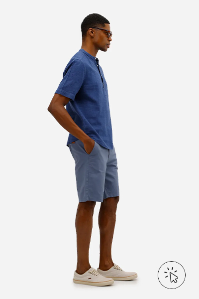 Modelo veste bermuda masculina reta com linho azul - cores que combinam com azul