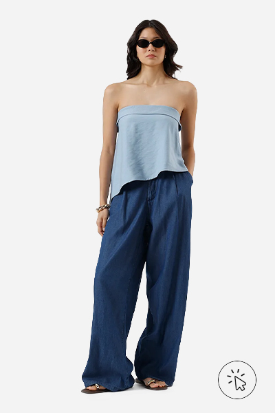 Modelo veste blusa sem alça feminina com viscose assimétrica azul - cores que combinam com azul
