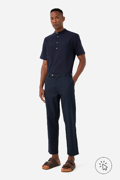 Modelo veste calça chino slim com linho azul marinho masculina - cores que combinam com azul
