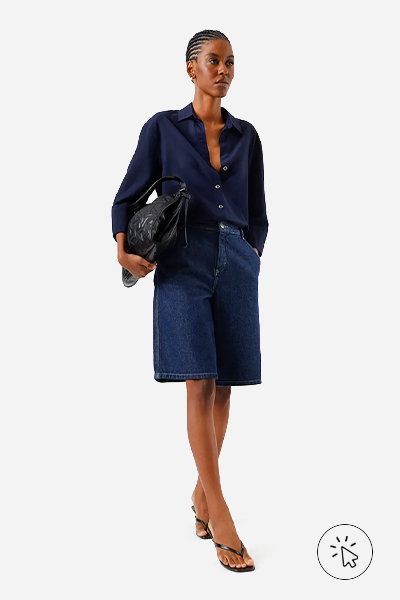 Modelo veste camisa feminina com linho manga longa azul marinho - cores que combinam com azul