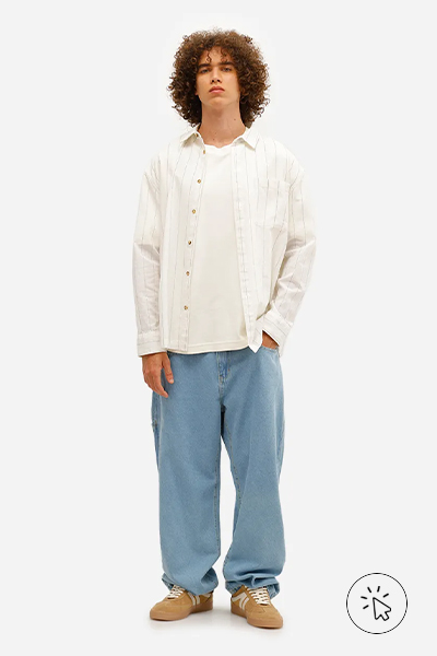 Modelo veste camisa masculina com linho oversized listra off-white e calça azul clara - cores que combinam com azul