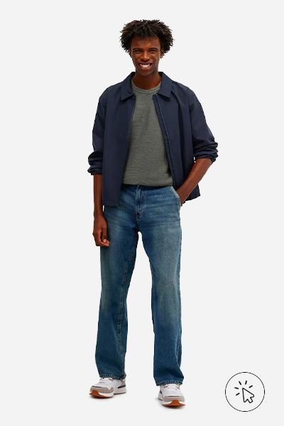 Modelo veste camiseta masculina de algodão texturizada verde militar com camisa azul escura por cima e calça jeans - cores que combinam com azul