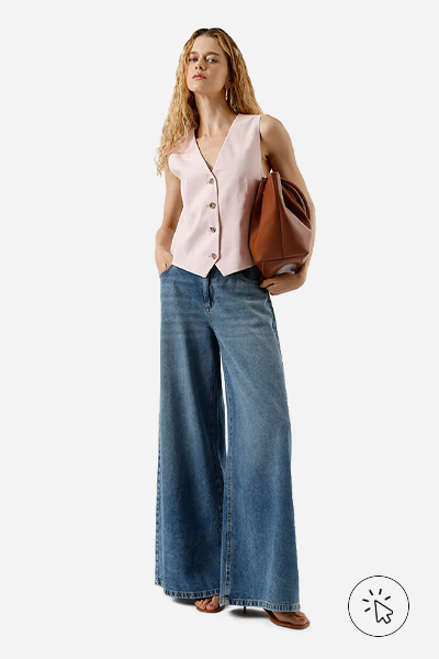 Modelo veste colete de alfaiataria feminino com viscose rosa e calça jeans super wide leg - cores que combinam com azul