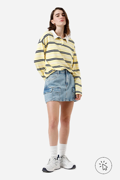 Modelo veste polo listrada amarelo claro e minissaia feminina jeans multibolsos azul - cores que combinam com azul