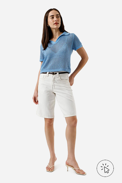 Modelo veste polo feminina de tricô azul clara - cores que combinam com azul