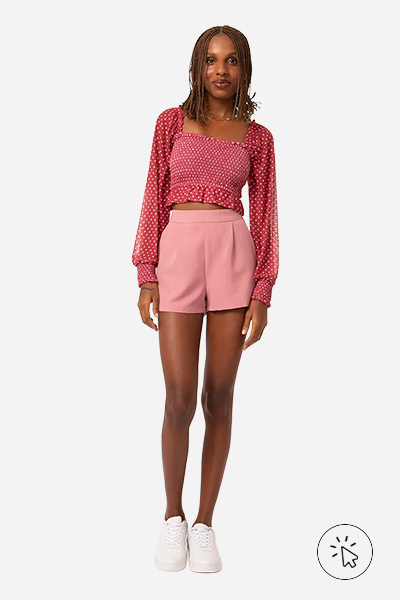 Modelo veste blusa de tule poá cropped manga bufante vermelha- que cores combinam com vermelho - cores de sapatos que combinam com vestido vermelho - cores que combinam com vermelho