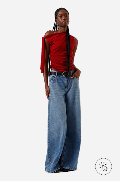 Modelo veste blusa feminina de tule franzida com amarração vermelha- que cores combinam com vermelho - cores de sapatos que combinam com vestido vermelho - cores que combinam com vermelho