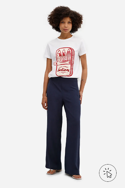 Modelo veste calça pantalona feminina texturizada azul marinho- que cores combinam com vermelho - cores de sapatos que combinam com vestido vermelho - cores que combinam com vermelho
