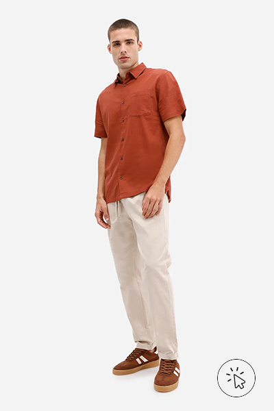 Modelo veste camisa masculina de algodão manga curta com bolso vermelha vinho- que cores combinam com vermelho - cores de sapatos que combinam com vestido vermelho - cores que combinam com vermelho